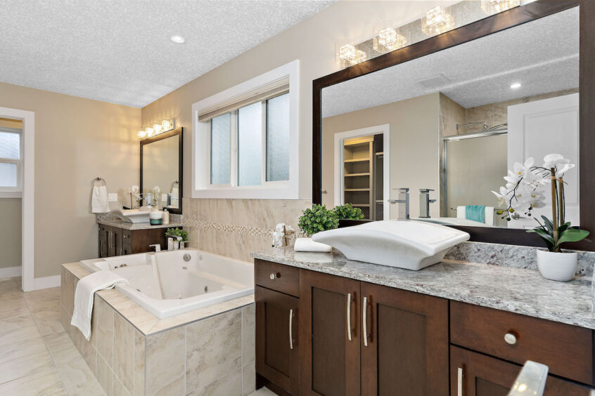 Vacant home staging ensuite bathroom in Beaumont