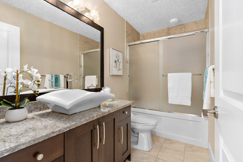 Vacant home staging bathroom in Beaumont